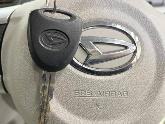 【キーレス】少し離れた場所からでもボタン一つでドアの開錠・施錠ができるのでとっても便利!ドアの鍵穴周りに傷をつけることもありません♪