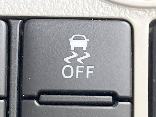 【横滑り防止装置】車両の横滑りを感知すると、自動的に車両の進行方向を保つように車両を制御します。雨の日など滑りやすい路面状況でも安全な運転が可能です。