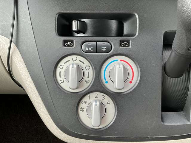 必需品のエアコン付き♪温度調節も簡単操作となっております!
