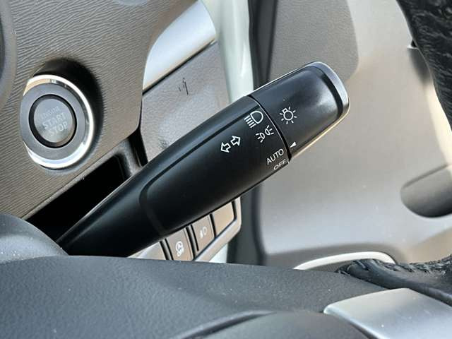 �y�I�[�g���C�g�z�ԊO�̖��邳�����m���āA�����I�Ƀw�b�h���C�g��_�����Ă���܂���g���l���𑖍s����ۂɂ��A�����I�ɓ_�����Ă���ĕ֗��ȑ�����1�ł���