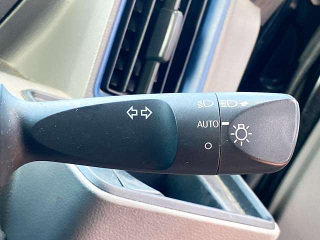 �y�I�[�g���C�g�z�ԊO�̖��邳�����m���āA�����I�Ƀw�b�h���C�g��_�����Ă���܂���g���l���𑖍s����ۂɂ��A�����I�ɓ_�����Ă���ĕ֗��ȑ�����1�ł���