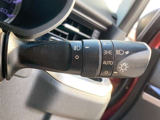 �y�I�[�g���C�g�z�ԊO�̖��邳�����m���āA�����I�Ƀw�b�h���C�g��_�����Ă���܂���g���l���𑖍s����ۂɂ��A�����I�ɓ_�����Ă���ĕ֗��ȑ�����1�ł���