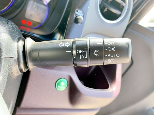 �y�I�[�g���C�g�z�ԊO�̖��邳�����m���āA�����I�Ƀw�b�h���C�g��_�����Ă���܂���g���l���𑖍s����ۂɂ��A�����I�ɓ_�����Ă���ĕ֗��ȑ�����1�ł���