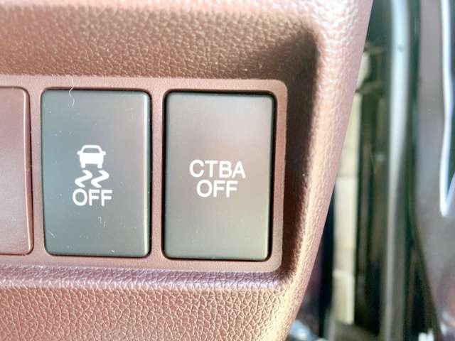 �y�Փˌy�����u�z���s���ɑO���̎ԗ�����F�����A�Փ˂������Ȏ��͌x��ƃu���[�L�ŏՓˉ���Ɣ�Q�y�����A�V�X�g�B�����S�Ƀh���C�u�����y���݂��������܂��B