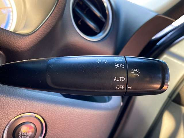 �y�I�[�g���C�g�z�ԊO�̖��邳�����m���āA�����I�Ƀw�b�h���C�g��_�����Ă���܂���g���l���𑖍s����ۂɂ��A�����I�ɓ_�����Ă���ĕ֗��ȑ�����1�ł���