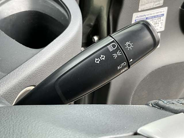 �y�I�[�g���C�g�z�ԊO�̖��邳�����m���āA�����I�Ƀw�b�h���C�g��_�����Ă���܂���g���l���𑖍s����ۂɂ��A�����I�ɓ_�����Ă���ĕ֗��ȑ�����1�ł���