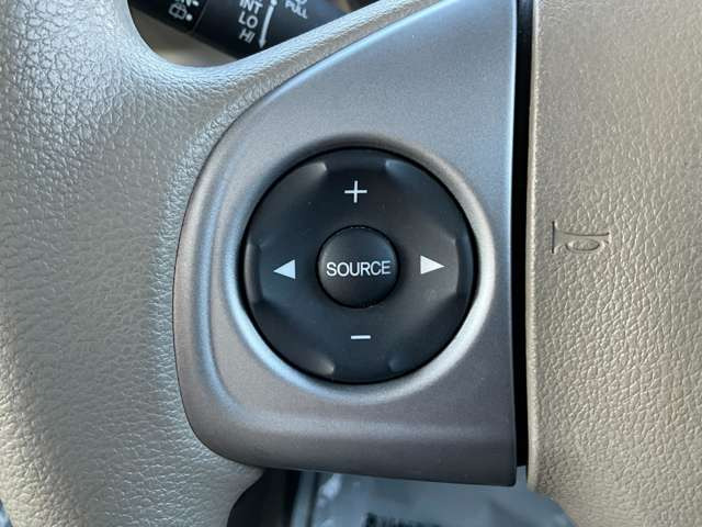 �y�X�e�A�����O�X�C�b�`�z�n���h���̃{�^���ŊȒP�Ƀi�r�̉��ʂ�`�����l������\�ł���