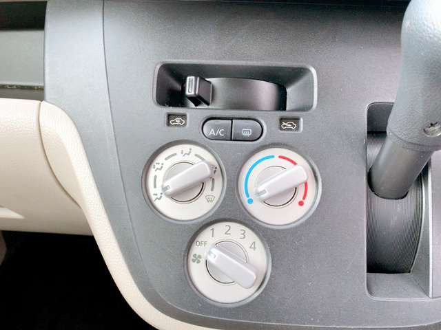 必需品のエアコン付き♪温度調節も簡単操作となっております!