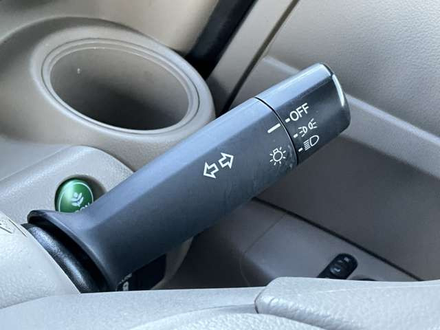 �y�I�[�g���C�g�z�ԊO�̖��邳�����m���āA�����I�Ƀw�b�h���C�g��_�����Ă���܂���g���l���𑖍s����ۂɂ��A�����I�ɓ_�����Ă���ĕ֗��ȑ�����1�ł���