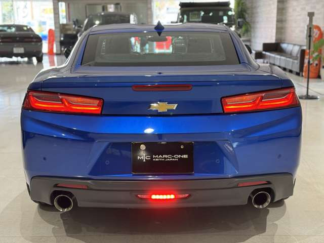 【屋内展示場完備】雨が降っても風が吹いても、暑くても寒くてもゆっくりお車をご覧いただけます⇒