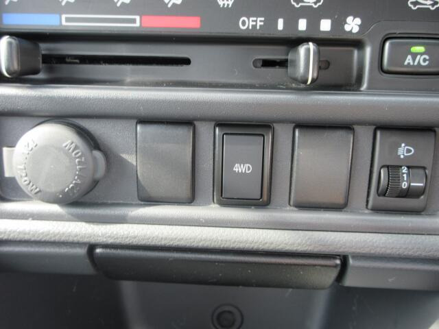 シンプルで見やすいデザインのメーターパネルです。車の情報が表示される大事な場所だからこそ見やすさが大切ですね。