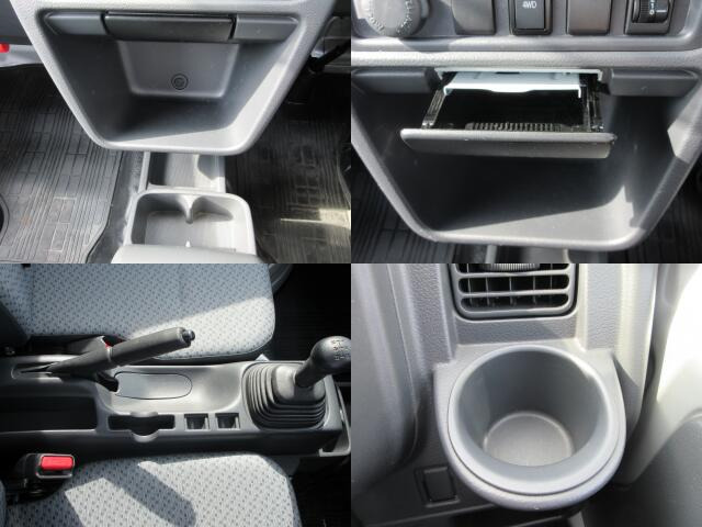 愛煙家の方にはうれしい灰皿付きです♪ドリンクホルダーも備え付けです。