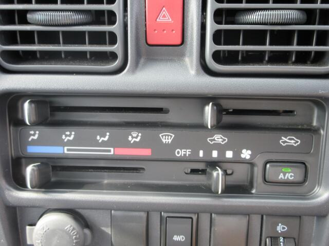 つまみを動かすだけで温度調節が出来るマニュアルエアコン付きです。