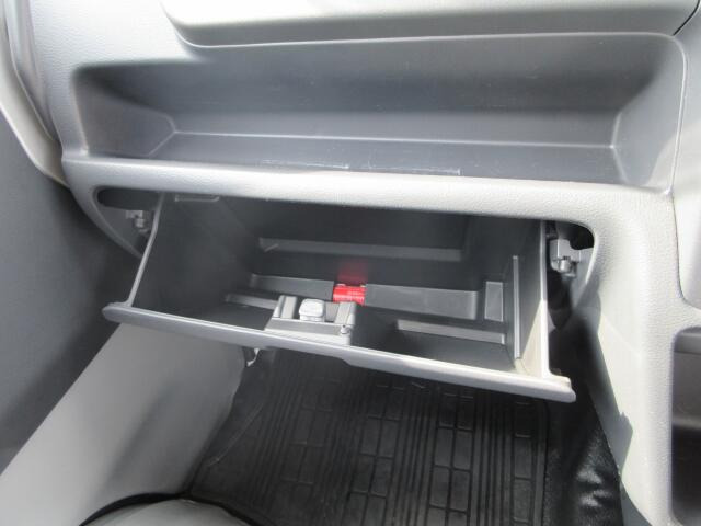 車検証入れ等書類一式を収納できるグローブボックスです。