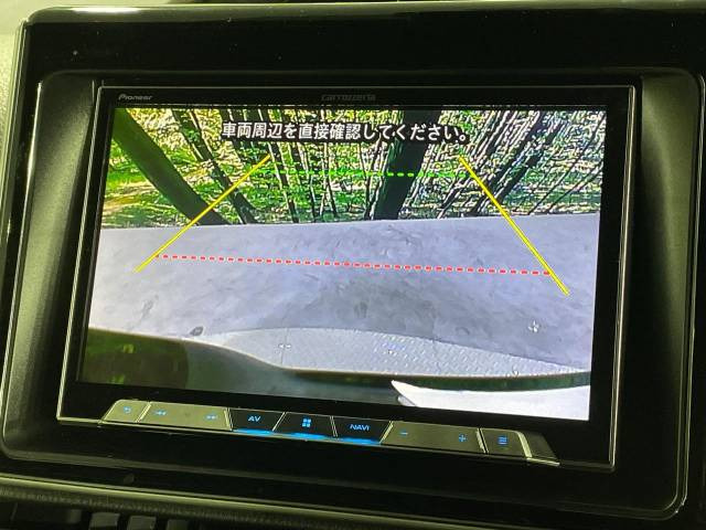 【バックカメラ】駐車時に後方がリアルタイム映像で確認できます。大型商業施設や立体駐車場での駐車時や、夜間のバック時に大活躍!運転スキルに関わらず、今や必須となった装備のひとつです!