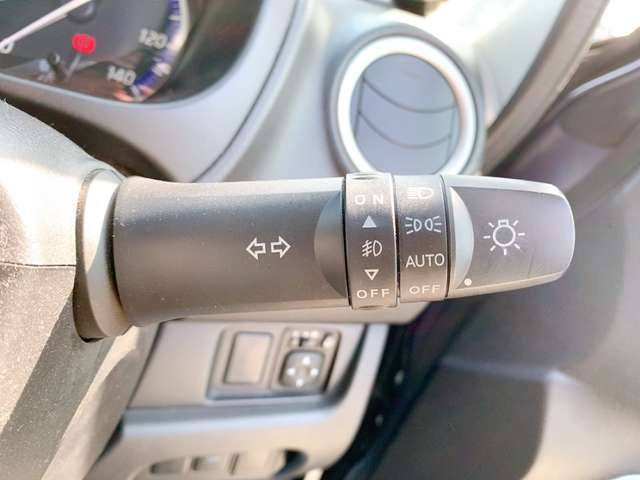 �y�I�[�g���C�g�z�ԊO�̖��邳�����m���āA�����I�Ƀw�b�h���C�g��_�����Ă���܂���g���l���𑖍s����ۂɂ��A�����I�ɓ_�����Ă���ĕ֗��ȑ�����1�ł���