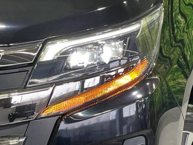 【LEDヘッドライト】悪天候や夜間走行時も良好な視界を確保し安心して運転できる高輝度LEDヘッドライトを装備!点灯速度が早く、消費電力も抑えられています。