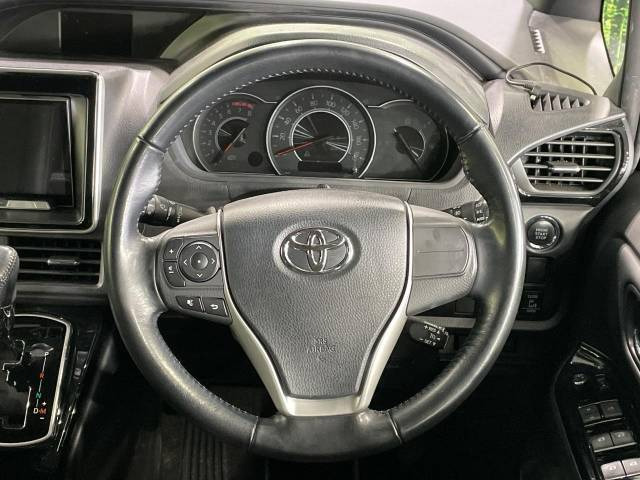 【純正革巻きステアリング】上質な革を使用することで、手にしっかり馴染みとても運転しやすいハンドルです♪