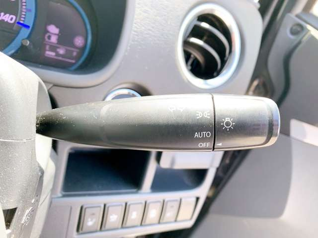 �y�I�[�g���C�g�z�ԊO�̖��邳�����m���āA�����I�Ƀw�b�h���C�g��_�����Ă���܂���g���l���𑖍s����ۂɂ��A�����I�ɓ_�����Ă���ĕ֗��ȑ�����1�ł���