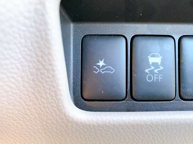 【衝突軽減装置】走行中に前方の車両等を認識し、衝突しそうな時は警報とブレーキで衝突回避と被害軽減をアシスト。より安全にドライブをお楽しみいただけます。