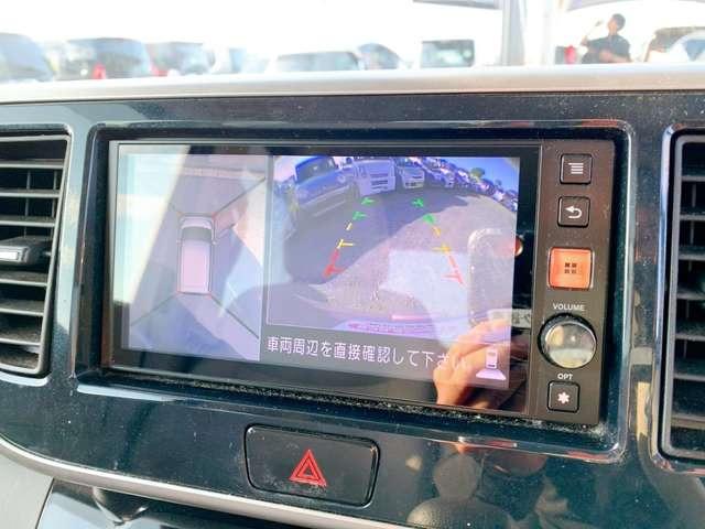 【全方位カメラ】上空からの視点で駐車を行なうことが可能です。狭い場所での駐車にはとても役立ちます♪