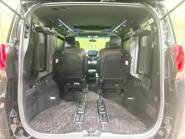 ���i�̂���������ʋ΁A���}���ɏ\���ȉ׎��X�y�[�X���m�ۂ��Ă���܂��B�Z�J���h�V�[�g��|���ƁA�傫�ȉו��̐ύڂ��\�ł���