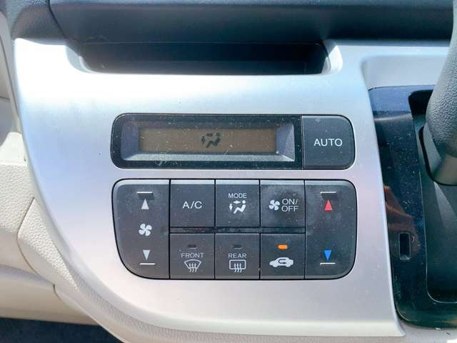 必需品のエアコン付き♪温度調節も簡単操作となっております!