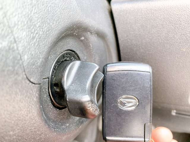 【スマートキー】カバンやポケットに入れたままドアの開閉ができ、楽々エンジンをかけられます♪