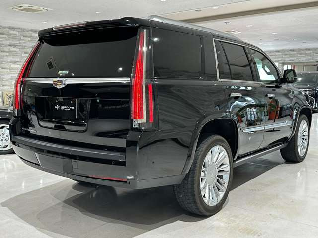 【屋内展示場完備】雨が降っても風が吹いても、暑くても寒くてもゆっくりお車をご覧いただけます⇒