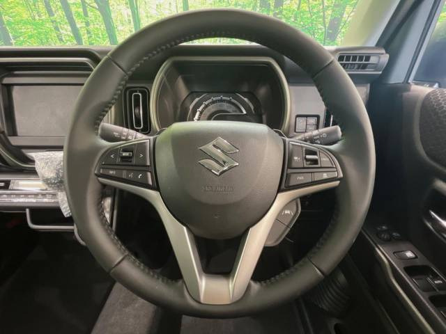 インテリアに合わせたデザインのステアリングは、運転される方のことも考え、運転しやすい形状、大きさです。是非一度、実際に触ってお確かめください。