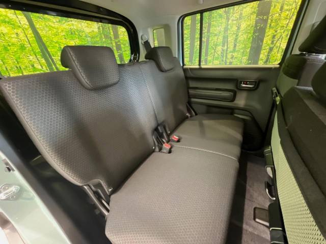 後部座席も気になるようなキズ・汚れやへたり等、大きなダメージはなく、良好な状態です。