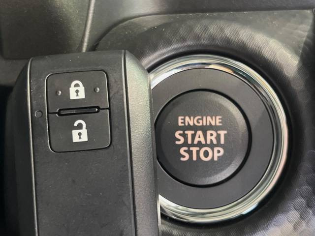 【キーレススタートシステム】カバンやポケットに入れたままでもドアの施錠・解錠が可能なスマートキーを装備。エンジンのオン・オフ時もカギを取り出す必要が無いからとっても便利です♪