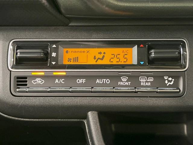 【オートエアコン】一度お好みの温度に設定すれば、車内の温度を検知し風量や温度を自動で調整。暑い…寒い…と何度もスイッチ操作をする必要はありません。快適な車内空間には必須の機能ですね♪