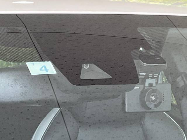 【トヨタセーフティセンス】走行中に前方の車両等を認識し、衝突しそうな時は警報とブレーキで衝突回避と被害軽減をアシスト。より安全にドライブをお楽しみいただけます。