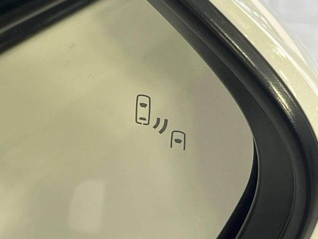 【ブラインドスポットモニター】走行中、ドアミラーの死角になりやすい箇所に後続車が接近するとサイドミラーのレンズに警告を表示!ドライバーに注意喚起をしてくれます。