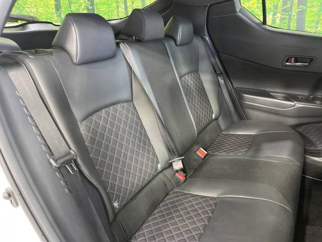 後部座席も気になるようなキズ・汚れやへたり等、大きなダメージはなく、良好な状態です。