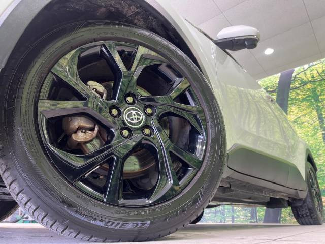 【グレード専用純正18インチアルミホイール】デザイン性の高い純正アルミホイールを装着しております。各種社外アルミホイールや、スタッドレスタイヤも取扱いしております。是非ご相談ください♪