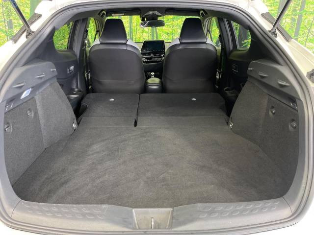 後席を格納すると、これだけの広さが!シーンに合わせたシートアレンジで、大きな荷物も積むことが出来ます♪