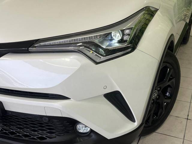 【シーケンシャルターンランプ付きLEDヘッドライト】人気の『流れるウィンカー』付きのLEDヘッドライトを装備♪高級感はもちろん、点灯時は存在感たっぷりで他車からも認識されやすく安心です。