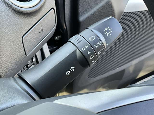 �y�I�[�g���C�g�z�ԊO�̖��邳�����m���āA�����I�Ƀw�b�h���C�g��_�����Ă���܂���g���l���𑖍s����ۂɂ��A�����I�ɓ_�����Ă���ĕ֗��ȑ�����1�ł���