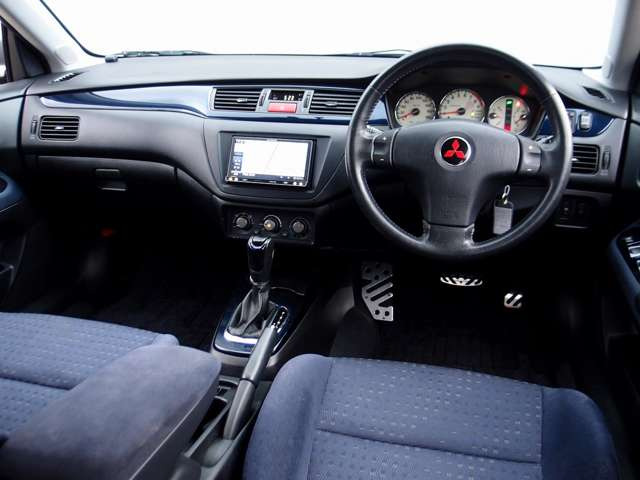 �������Y��Ƀ��[���N���[�j���O�ς݂ƂȂ�܂��B���΂��̌��ȏL����F���܂̏L����������܂���B����]�ɉ�����RECARO���Ȃǂ̃X�|�[�c�V�[�g�ɕύX���\�ł��B���C�y�ɂ����k�������܂�