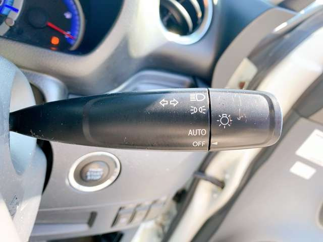 �y�I�[�g���C�g�z�ԊO�̖��邳�����m���āA�����I�Ƀw�b�h���C�g��_�����Ă���܂���g���l���𑖍s����ۂɂ��A�����I�ɓ_�����Ă���ĕ֗��ȑ�����1�ł���