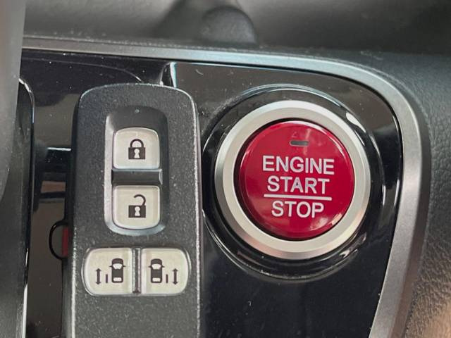 【Hondaスマートキー】カバンやポケットに入れたままでもドアの施錠・解錠が可能なスマートキーを装備。エンジンのオン・オフ時もカギを取り出す必要が無いからとっても便利です♪