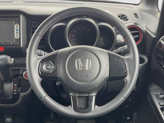 【純正革巻きステアリング】上質な革を使用することで、手にしっかり馴染みとても運転しやすいハンドルです♪