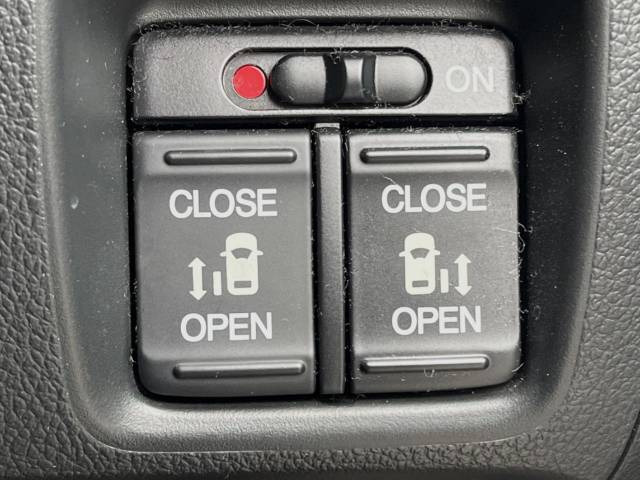 【両側パワースライドドア】スマートキーや運転席のスイッチで後席両側スライドドアの開閉が可能♪電動だから力を入れてドアを開ける必要が無く、小さなお子様でも簡単に開け閉めでき快適です♪