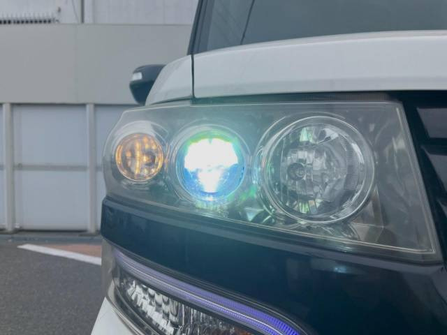 【HIDヘッドライト】非常に明るく前方を照らしてくれるので、悪天候や夜間の走行時も視界良好で安心してお乗りいただけます。