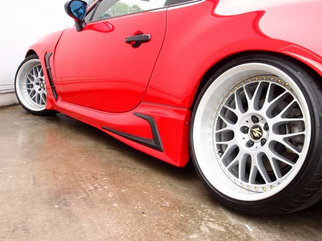 ���z�p�[�c�𑽐����������J�X�^��GR86�̓���!TRD�t���G�A���𑕒���GRAES�ԍ����AWORK VS18AW�A�����I�t�}�t���[�Ȃǂ̍��z�p�[�c�ɉ����A�g���^9�C���`SD�n�f�W�i�r�ȂǏ[�������̈��