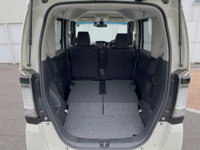 普段のお買い物や通勤、送迎等に十分な荷室スペースを確保しております。セカンドシートを倒すと、大きな荷物の積載も可能です♪