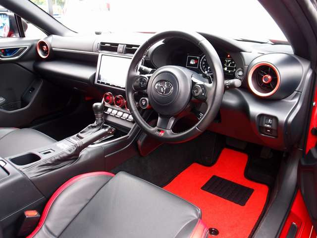 �������Y��Ƀ��[���N���[�j���O�ς݂ƂȂ�܂��B���΂��̌��ȏL����F���܂̏L����������܂���B����]�ɉ�����RECARO���Ȃǂ̃X�|�[�c�V�[�g�ɕύX���\�ł��B���C�y�ɂ����k�������܂�