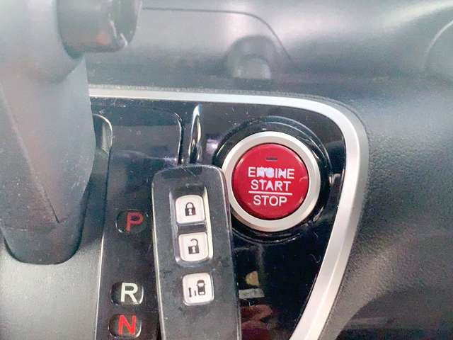 【スマートキー&プッシュスタートシステム】カバンやポケットに入れたままドアの開閉ができ、ワンタッチで楽々エンジンをかけられます♪